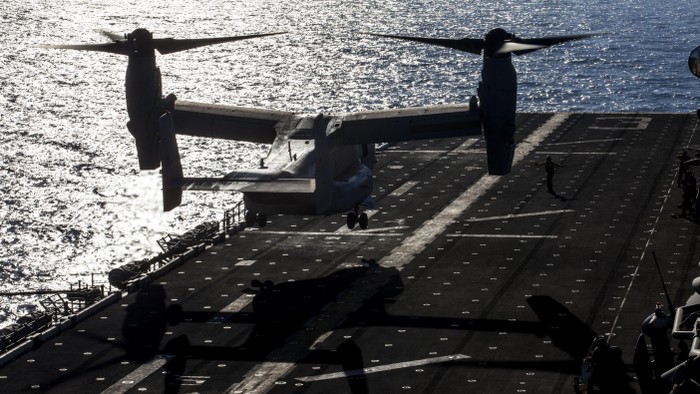 Trực thăng MV-22 Osprey trên tàu đổ bộ Mỹ - USS Kearsarge (ảnh chụp ngày 13/7/2013)